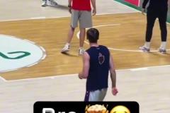 大桥投篮包？哥们，你不会是球队里的射手吧