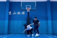 李添荣女友晒游玩照片，非常惬意啊