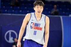杨瀚森爆发11+6+6，媒体盛赞其比赛影响力与全面表现