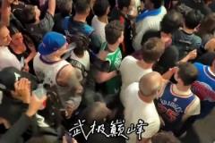 这也太勇了，绿军球迷赛后在尼克斯球迷的嘲讽中离开...