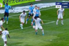 刘诚宇在己方禁区内疑似手球，VAR回看后判定无犯规