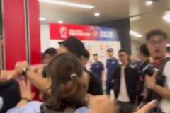 球迷宠儿！赛后谢场，蒯纪闻到哪喊声到哪，看台球迷还送上礼物
