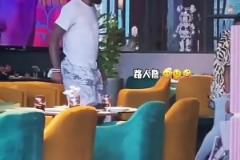 享受假日生活！网友拍到詹姆斯逛街 膝伤恢复得不错