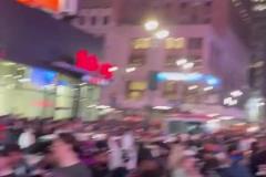 街上人山人海！这是尼克斯晋级后纽约不夜城热闹场景
