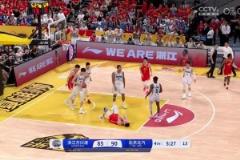 胡金秋关键三分引得杨健惊呼，郭艾伦：杨老师比场上球员还兴奋！