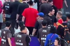 王楚淇观看大巴黎训练时被巴尔科拉抽了一脚，现场直呼：小心眼！
