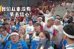 北京球迷昨日赛后在场边大喊：我们从来没有失去信心！