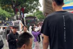 前CBA2米26中锋朱传宇现身街头 一柱擎天把路人惊呆了