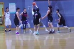 犯规了吗？孙铭徽曾现身某大学打球 疑对防守不满怒砸对方
