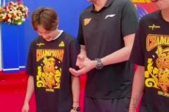 杜锋指导参加广东女篮夺冠表彰大会 并和黄思静&杨力维亲切交流