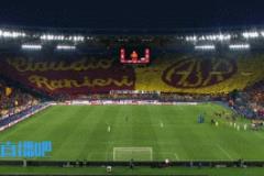 太震撼！上万罗马球迷齐举牌打造巨型致敬TIFO，拉涅利感动落泪
