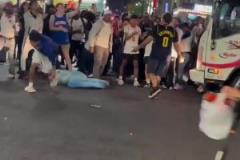 这么多人欺负一人？尼克斯球迷群殴一位步行者球迷！