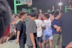 罚球命中率不满40%的罗宾逊，开着巨大改装皮卡招摇过市