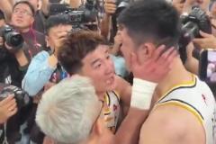 终于圆满了！孙铭徽和队友围在一起 怒吼庆祝！随后双手抱着大秋