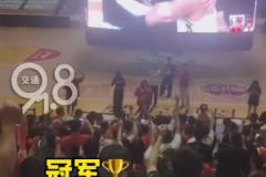 球迷嘶吼庆祝！球迷在广厦主场看着大屏幕庆祝球队夺冠~