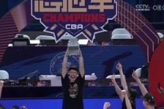他值得！在队友簇拥下，胡金秋捧起冠军至尊鼎呐喊庆祝！