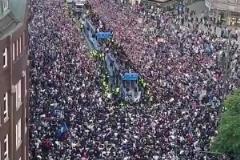 汉堡球迷真想升！汉堡升级游行，超10万球迷涌入街头疯狂庆祝