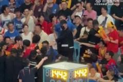 总决赛场内精彩场外也激烈！北京主场球迷冲突！大批保安制止