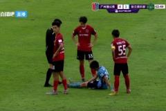 上担架了！王钰栋差点被担架抬下去还好自己还能起身退场