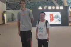 怪不得许钟豪这么高，爸爸妈妈都是一米八、九的个头