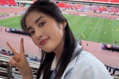 赵丽娜亮相女足亚冠半决赛现场：首届女足亚冠，武汉加油