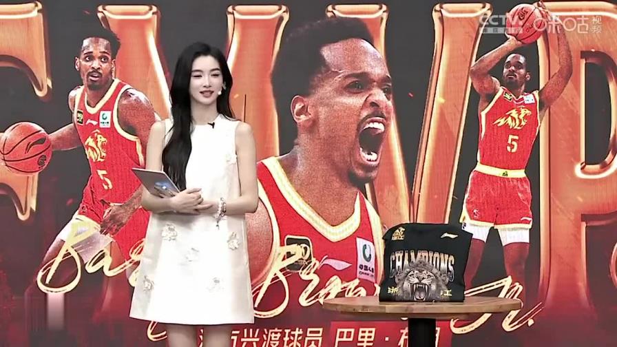 女主播称要向郭艾伦学习球技，郭艾伦回应她学不了
