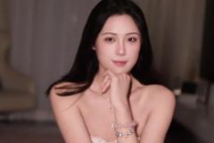 便宜那谁了哈！卓识一身露肩裙晒美照：妈妈镜头下的我~