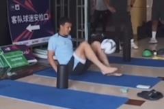 高天意足协杯赛前即兴展示坐姿颠球100次