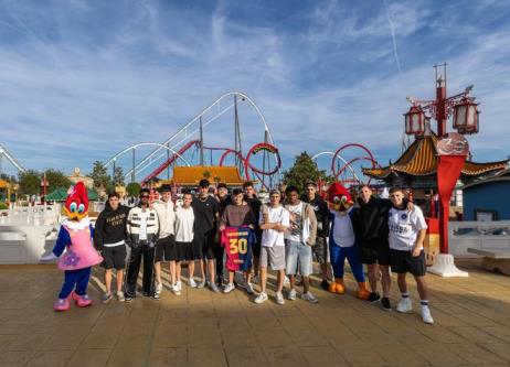 巴萨球员携家人前往主题公园团建庆祝并探望病童