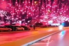 天都染红夜空，那不勒斯全城燃放烟花点亮红色天际