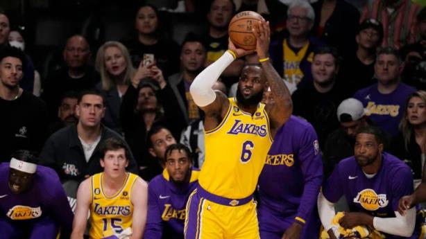 詹姆斯以40岁145天的年龄成为NBA历史上入选最佳阵容年纪最大的球员