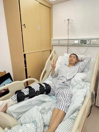 记者：闫炳良韧带轻度损伤，方镜淇已能下地活动