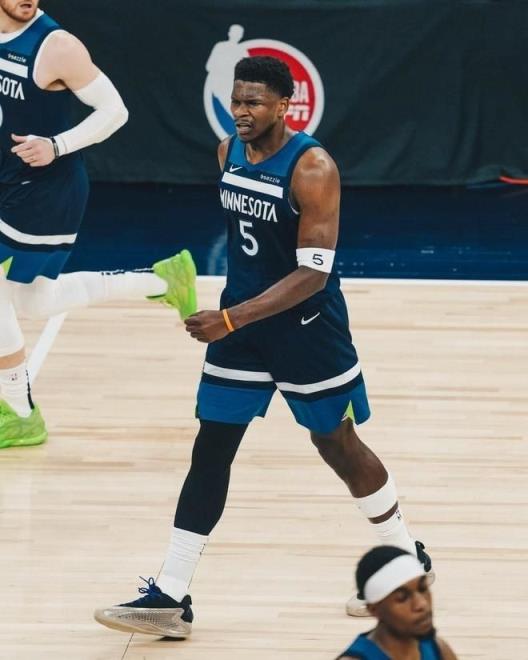 狼崽逆袭！NBA西决战报：华子30分挑战新科MVP，亚历山大选择养精蓄锐