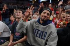 东决2-0领先！哈利伯顿观战WNBA版印第安纳VS纽约引全场欢呼