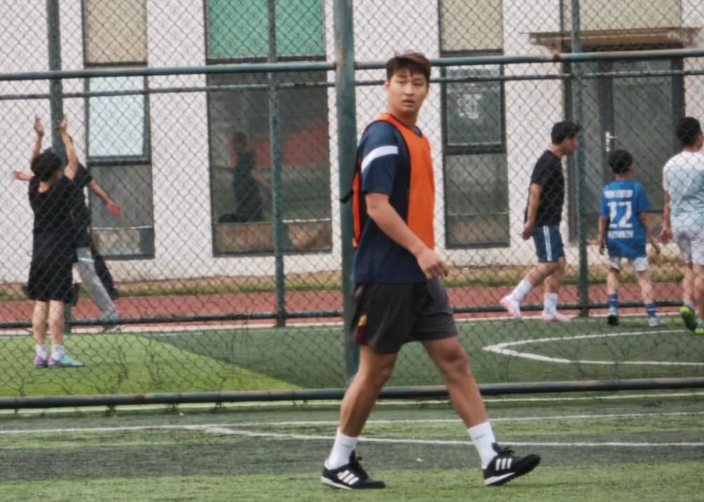 郭田雨因踢野球被终身禁赛现身青岛中联运动公园