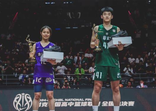 17岁新星横空出世！小胡金秋助力广东队冲击冠军与MVP