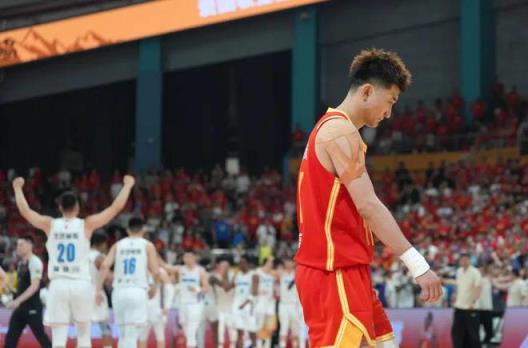 孙铭徽：G5赛后踢球确实崩溃了，那场比赛太想赢