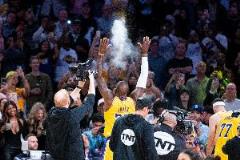 老詹赛前抛镁粉背后的秘密：NBA球员为何执着于涂松香粉和护手霜？