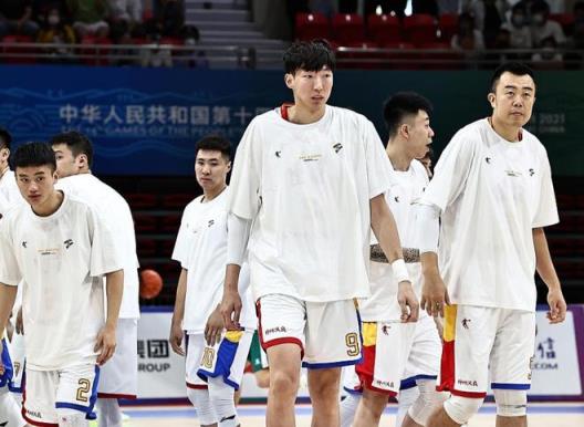 韩德君接班人表现亮眼，张峻豪18分6篮板力压赵维伦